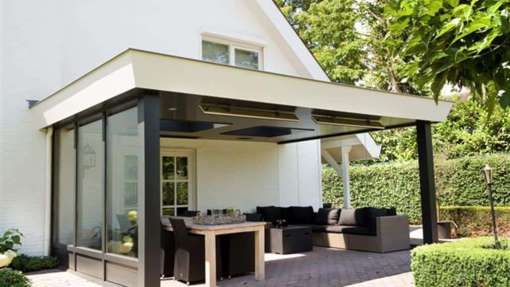 modern strak tuinhuis overkapping met veel glas en een pvc platdak